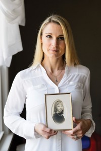 Shana Verstegen holding a photo of her mother