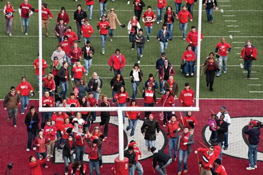 fball_law_cane_toss-FINAL_525 Photo: Jeff Miller
