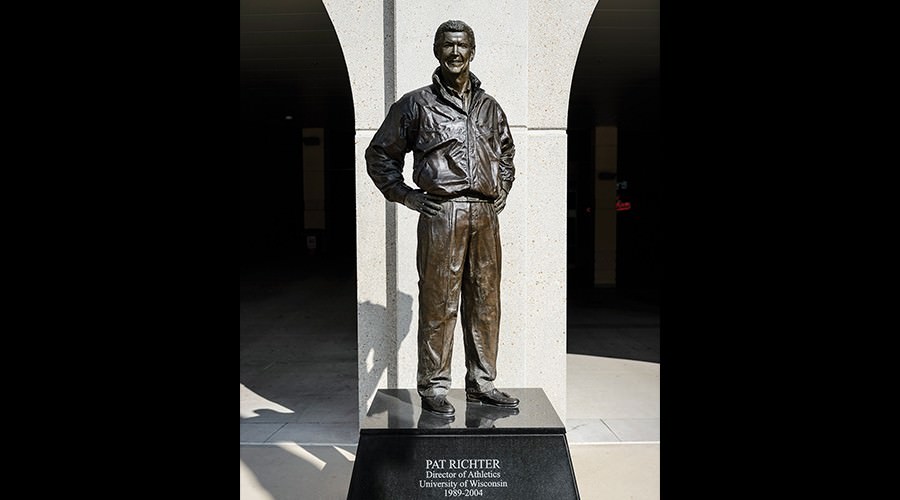 Statue of Pat Richter.