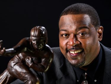 Ron Dayne poses with Heisman trophy